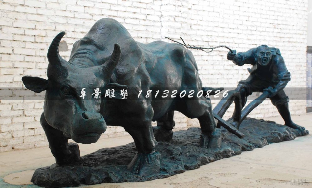 銅雕耕牛，耕地銅牛雕塑