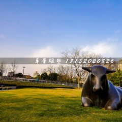 臥牛銅雕，草地銅牛雕塑