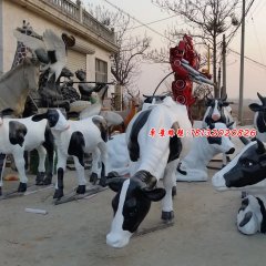 玻璃鋼奶牛雕塑，玻璃鋼奶牛圖片