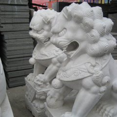 白色石頭獅子雕塑，白色石獅子