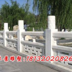 小湖邊石頭，擋板石雕