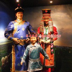玻璃鋼少數(shù)民族人物雕塑，一家三口雕塑