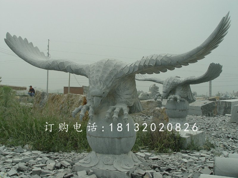 踩球老鷹石雕，青石雄鷹展翅雕塑