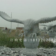 踩球老鷹石雕，青石雄鷹展翅雕塑
