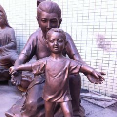 媽媽教兒子走路銅雕，公園人物銅雕