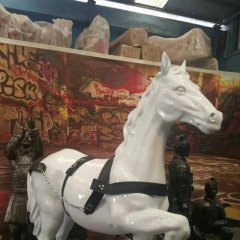 抬蹄馬雕塑，玻璃鋼白馬動物雕塑