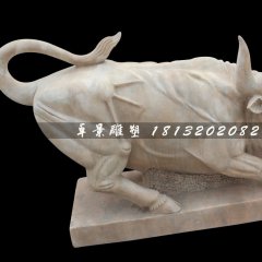 晚霞紅石雕牛，廣場華爾街牛石雕