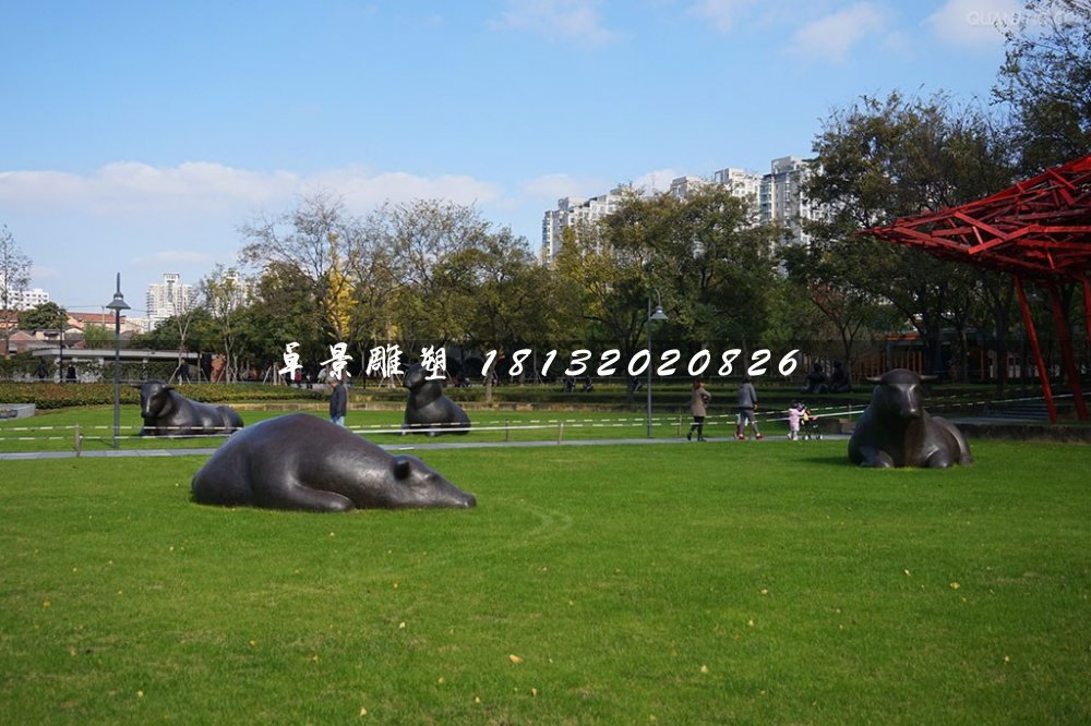 臥著的牛銅雕，公園群牛雕塑