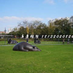臥著的牛銅雕，公園群牛雕塑