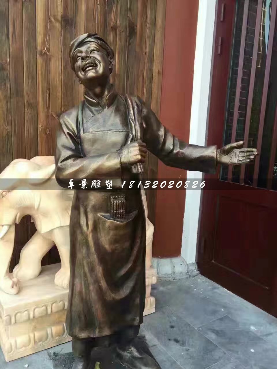 店小二銅雕，飯店門口人物銅雕 (1)