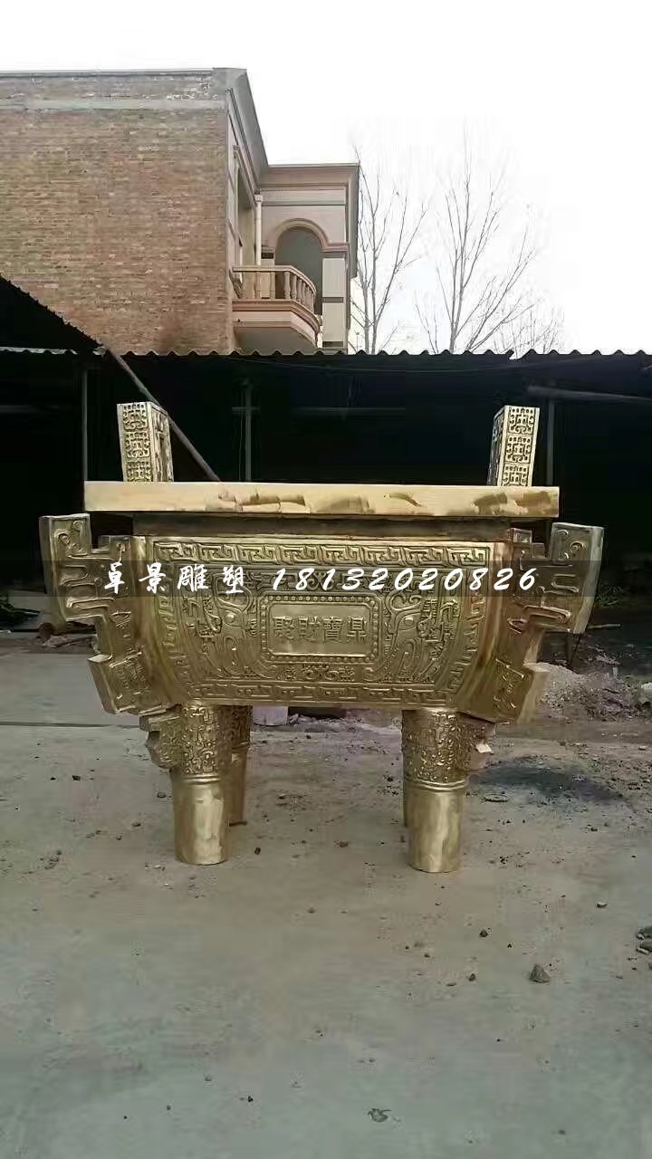 聚財(cái)寶鼎銅雕，廣場(chǎng)四足鼎