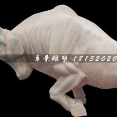 晚霞紅開(kāi)荒牛雕塑，廣場(chǎng)石雕牛