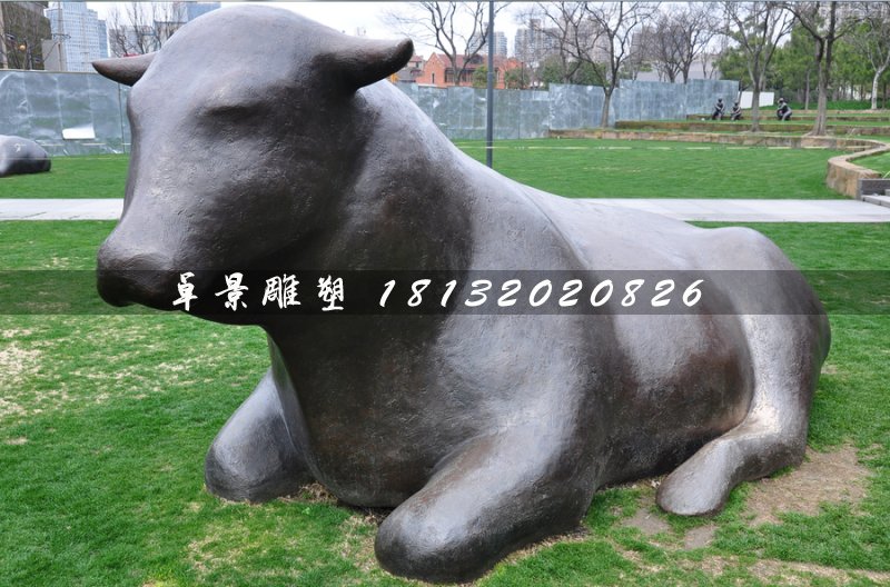 臥著的牛銅雕，公園抽象動物雕塑