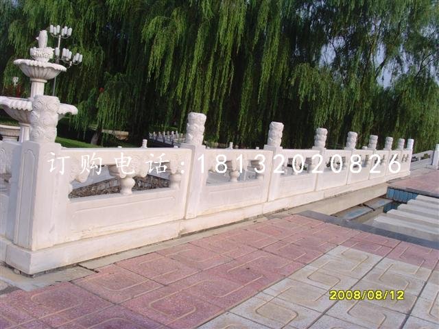 水池石頭圍欄，水池邊石雕擋板