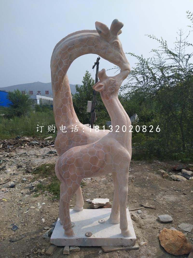 晚霞紅親嘴鹿，公園長(zhǎng)頸鹿石雕