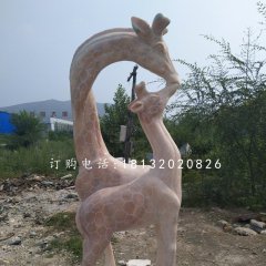 晚霞紅親嘴鹿，公園長頸鹿石雕