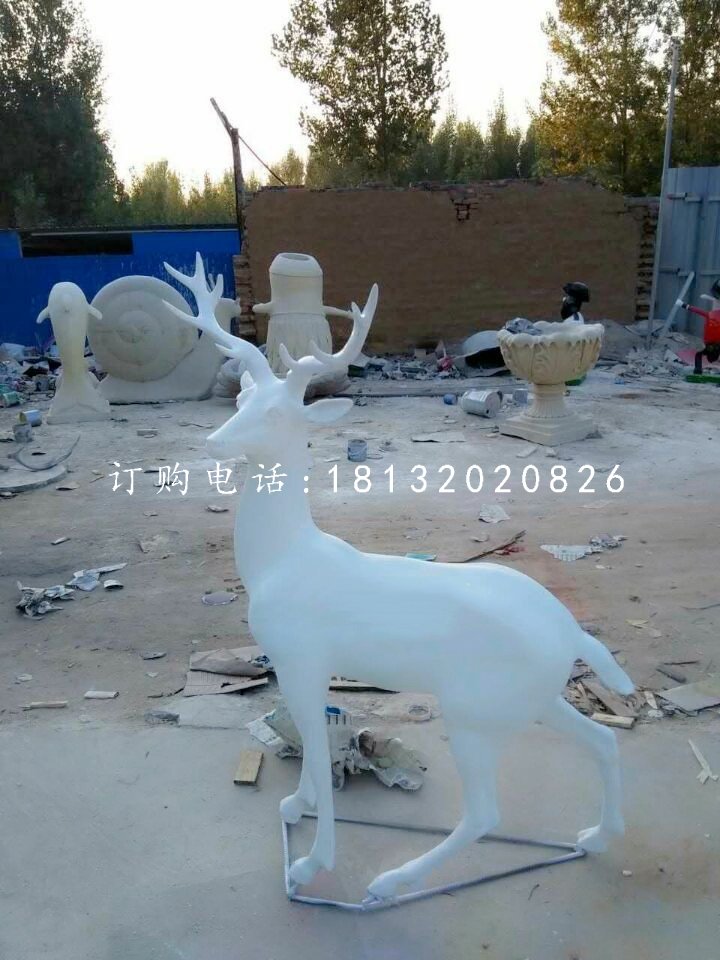 白色的小鹿雕塑，玻璃鋼動(dòng)物雕塑