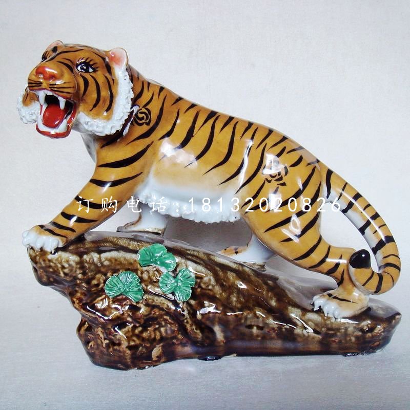 玻璃鋼老虎上山雕塑，動物雕塑