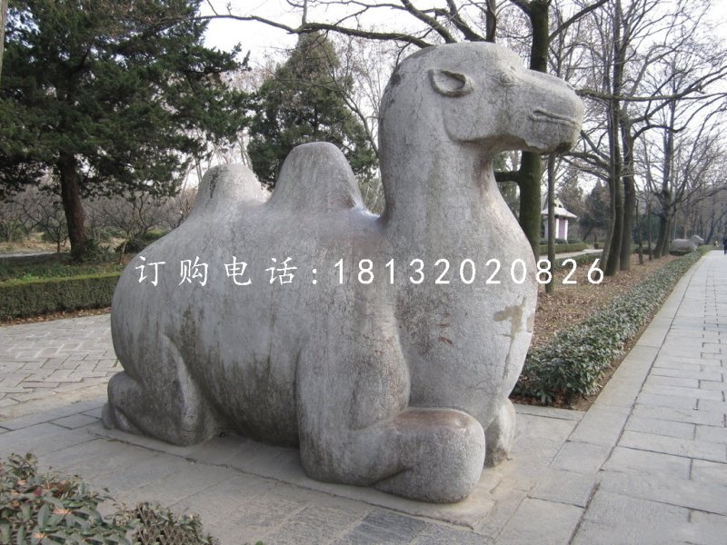 臥著的駱駝雕塑，公園動物石雕