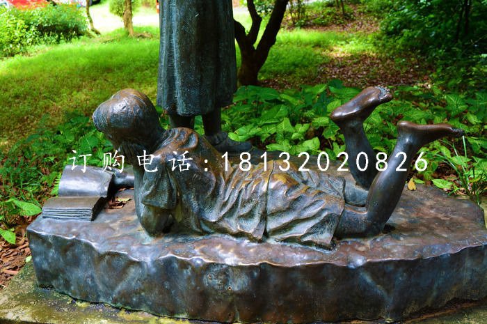 小孩趴著看書雕塑，公園景觀銅雕