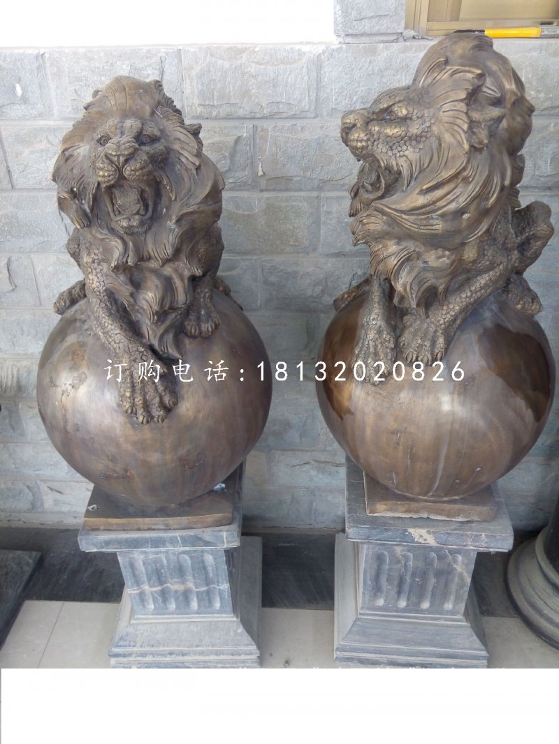 趴在球上的西洋獅銅雕，鑄銅獅子