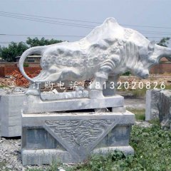 青石拓荒牛，廣場石雕牛