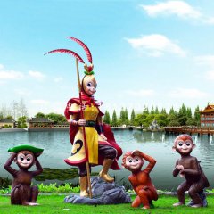 孫悟空和小猴子雕塑，玻璃鋼卡通動(dòng)物雕塑