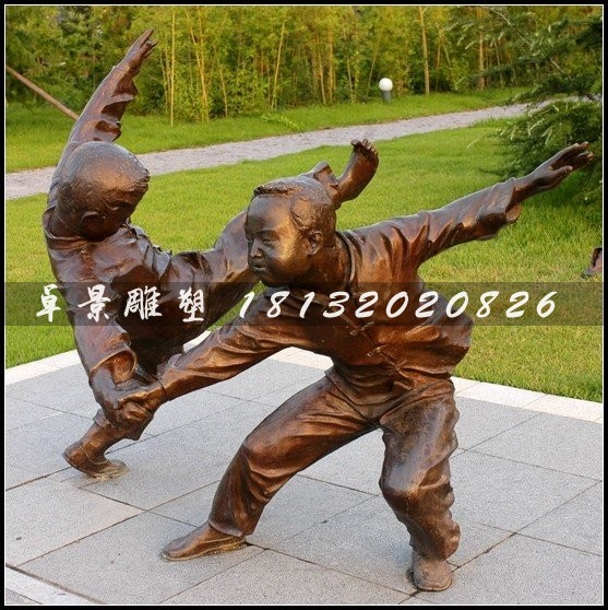 小孩摔跤銅雕，公園小品人物雕塑