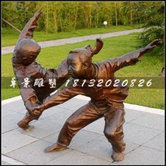 小孩摔跤銅雕，公園小品人物雕塑