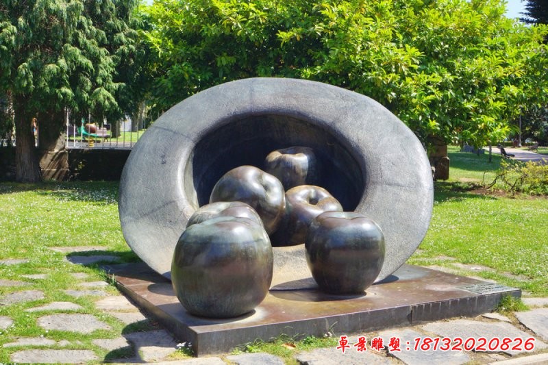 帽子里的蘋果銅雕，公園創(chuàng)意銅雕
